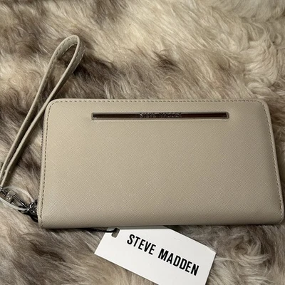 NUEVO CON ETIQUETAS Steve Madden BZippy Cremallera Alrededor Cartera/Muñequera - Taupe atemporal Foto 1 de 4