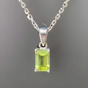Colgante y cadena de peridoto de oro blanco de 9 quilates con sello de oro hecho en Gran Bretaña - Imagen 1 de 2