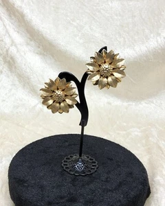 Pendientes de flores 3D vintage firmados Sarah Coventry tono dorado cepillado con clip. - Imagen 1 de 4