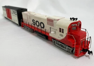 Tyco Mantua HO Scale SOO Line Diesel Locomotive 4301 & Box Car = runs well VIDEO - Image 1 of 4
