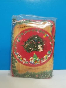 Bucilla 83136 Feltro Applique 43" Rotondo Albero di Natale Gonna Kit Orsacchiotti NUOVO - Foto 1 di 2