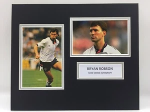 RARO Bryan Robson Inghilterra Espositore Firmato + COA AUTOGRAFO COPPA DEL MONDO - Foto 1 di 3