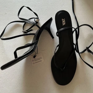 Zara Women's Leather Strappy Thong Heel Sandals Ankle Strap Black Size 39/US 8 - Picture 1 of 6