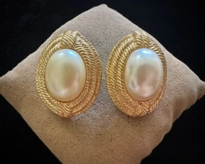 Vintage Givenchy klassische ovale Kunstperlen dramatische goldfarbene Clip Ohrringe - Bild 1 von 5