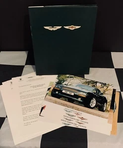 Geneva Aston Martin DB7 y V8 1996 cupé paquete de prensa kit folleto + fotos - Imagen 1 de 4