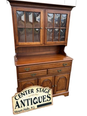 67249 Pennsylvania House gabinete de porcelana de cereza maciza vidrio convexo curiositario Foto 1 de 4