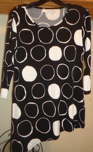 SUSAN GRAVER SCHWARZ WEISSE PUNKTE ALLOVER-DRUCK FLÜSSIG STRICK TOP NEU GR. XS - Bild 1 von 8