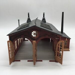 Unbranded HO Scale Plastic Two Stall Locomotive Maintenance Shed Vintage