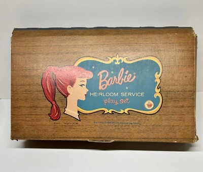 Juego de cubiertos de plástico vintage años 60 Barbie Heirloom Service caja original Foto 1 de 4
