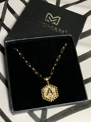 Collar de Oro MOOHAM “A” Inicial - Dije Letra Hexagonal con Corazón en Reverso Foto 1 de 4