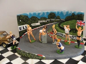FIGURINE PERSONAGGI TRACKSIDE GIRL - SET 2 SCALA 1:32 - Foto 1 di 11