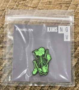 Kaws Fortnite Skelettnadel - grüne Emaille - Bild 1 von 3