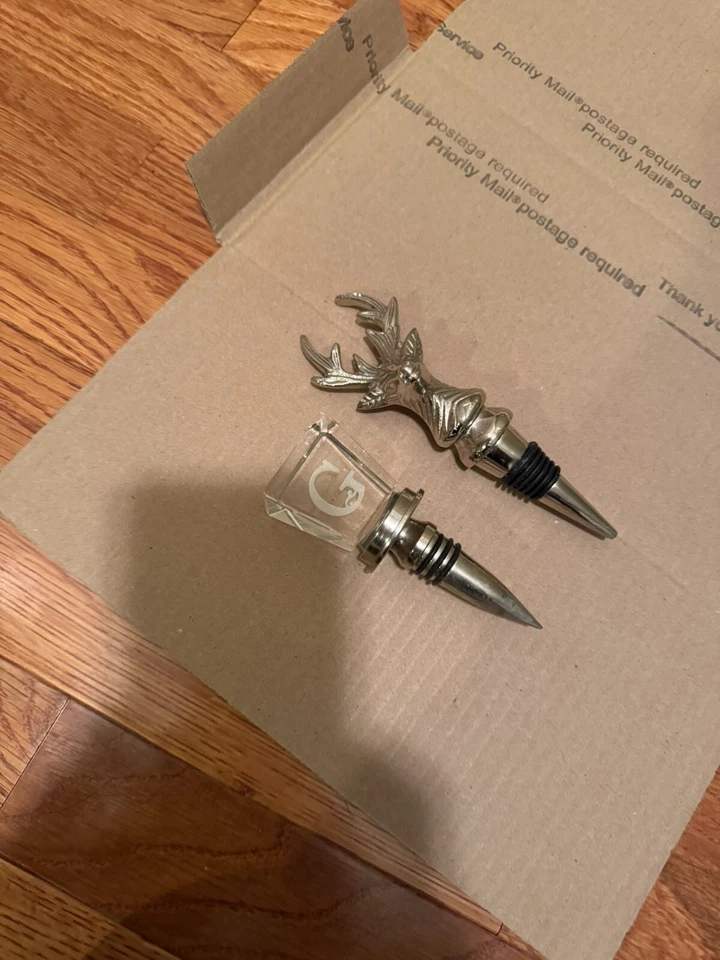 2 PIEZAS Tapón de Botella de Vino Metal y Vidrio Corcho Letra "G" y Diseños de Cabeza de Ciervo Foto 1 de 4