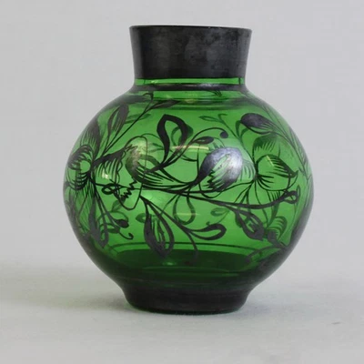 Jarrón vintage de vidrio verde con motivo floral superpuesto en tono plateado Foto 1 de 4