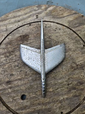 De colección 1953 Kaiser Automóvil "Jet" Cromo Coche Capó Adorno Usado/Picado Foto 1 de 4