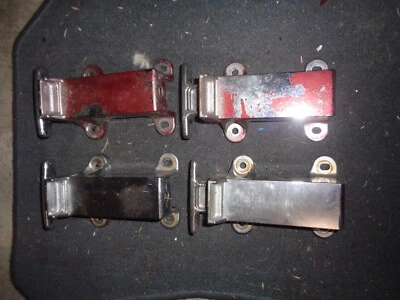 JUEGO DE 4 GANCHOS DE CAMA POP UP PARA CAMIONETA NISSAN D21 USADOS OEM Foto 1 de 3