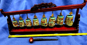 Chinesische Meditation Cloisonné 8 musikalische Glocken hängend auf Holzständer / mit Gong - Bild 1 von 24