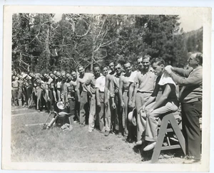 Extras stehend in einer Reihe bereit für eine Rasur in Robin Hood of El Dorado, f19312 - Bild 1 von 2