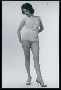 Exertier Risque Stripper Pinup Tänzerin Französisch Pin Up Akt alt c1960s Foto ot11 - Bild 1 von 2