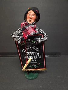 Byers Choice Caroler 2017 - Mann mit großer Tafel Frohe Weihnachten - hervorragender Zustand - Bild 1 von 3