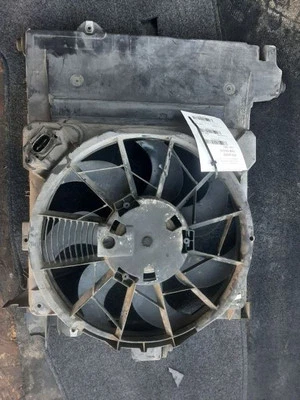 Condensador conjunto ventilador motor radiador 06-09 Dodge Durango 52029175AF - Imagem 1 de 4