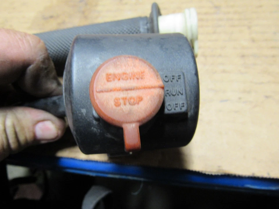 Controles de interruptor de acelerador lateral derecho CB650SC Nighthawk 650 1983 Foto 1 de 4