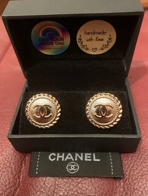Pendientes Botón CHANEL Vintage - Tono Dorado Logo CC Foto 1 de 4