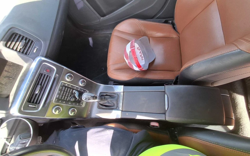 (LID ARMREST ONLY) Console Front Floor With Rear Vent Fits 14-18 VOLVO S60 24816 Foto 1 de 4