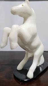 Vintage schwere Alabaster Aufzucht Pferd Statue 11" weißer Hengst auf schwarzem Sockel - Bild 1 von 9