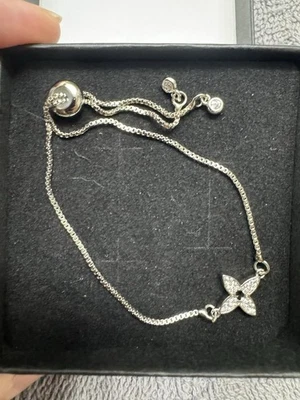 Dije de flores LV plateado con pedrería Foto 1 de 4