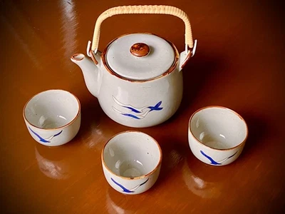 Teeservice und 3 Teeschalen • Teekanne und 3 Teebecher •  Keramik - Bild 1 von 4