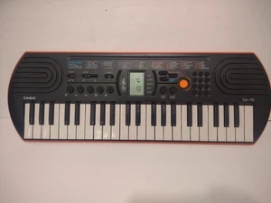 CASIO SA-76 Mini Tastiera Personale 44 Tasti Nero e Arancione Tastiera Elettronica E7 - Foto 1 di 9
