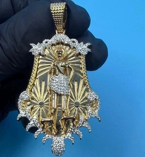 Colgante San Lázaro de diamantes creados en laboratorio de 1,50 quilates enchapado en oro amarillo de 14 k para hombre Foto 1 de 4