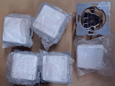 Berker Modul 2 Steckdose Klappdeckel mit Beschriftungsfeld polarweiss NEU OVP! - Bild 1 von 3