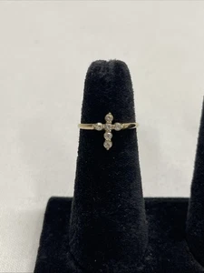 Zierlicher goldfarbener kleiner Kreuz Zirkonia Kostüm Mode Ring Größe 6,5 - Bild 1 von 10