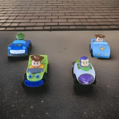  Lote de 4 Fisher-Price Little People Toy Story Wheelies Woody Buzz Lightyear Rex - Imagem 1 de 4