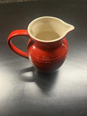 Jarra pequeña Le Creuset roja cereza .7L cerámica de gres crema jugo jarabe Foto 1 de 3