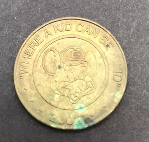 Vintage Chuck E Cheese Play Token Coin 2002 Mouse Party Where A Kid Can Be A Kid - Picture 1 of 3