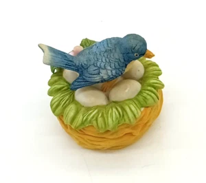 Caja baratija de porcelana pintada a mano vintage Lefton Blue Bird On Nest #2574 - Imagen 1 de 6