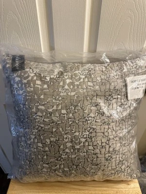 J. Almohada de cama decorativa Queen New York agrietada topo 20x20 Foto 1 de 3