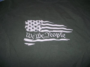 GILDAN, WE THE PEOPLE GRÜNES LANGARM T-SHIRT HERREN MEDIUM, STERNE AUF DEM RÜCKEN - Bild 1 von 5