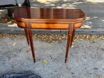 Antigua mesa de juego estilo federal de caoba con incrustaciones de madera satinada Foto 1 de 4