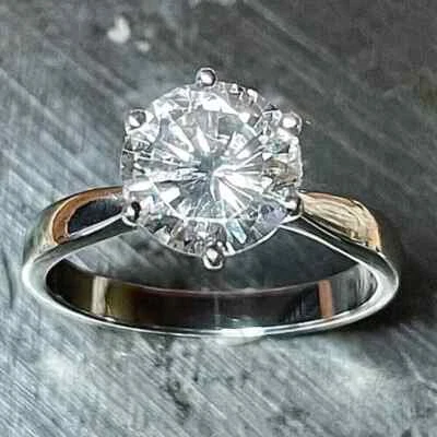 Anillo de compromiso solitario de diamantes cultivado en laboratorio certificado de 3 quilates de plata de ley 925 Foto 1 de 4