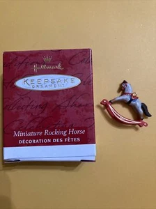Vintage Hallmark Andenken Ornament Neu im Karton 2001 "Miniatur Schaukelpferd" kostenloser Versand - Bild 1 von 6