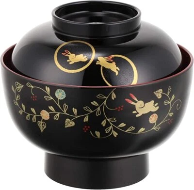 Tazón de arroz con ozoni y sopa de miso de laca tradicional japonesa con tapa bermellón negro Foto 1 de 4