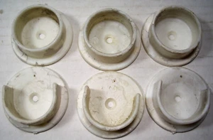 4 JUEGOS DE ENCHUFES DE VARILLA DE ARMARIO DE PLÁSTICO BLANCO 1 3/8 pulgadas. 1 NUEVO, 3 USADO BUEN ESTADO - Imagen 1 de 5