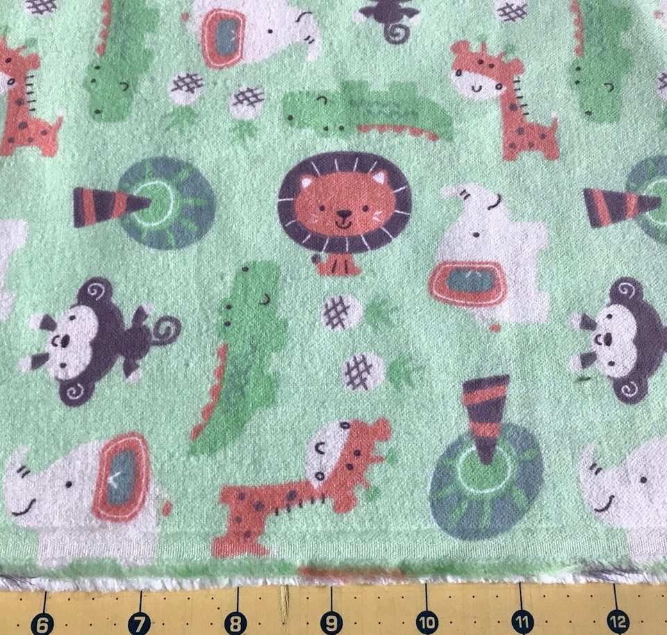 Animales de la selva en tela de franela verde vendido por yarda #1208 Foto 1 de 1