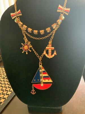 Enorme collar con dije náutico Betsey Johnson  Foto 1 de 4