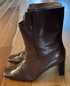 Suzanne Somers Mod Boots Brown Faux Leather Ankle Boot Lined 7.5 M 3.25" Heel - Picture 1 of 14