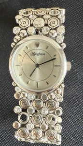 Reloj Brighton Joliet Tono Plata Acento Cristal Plata Círculos Vinculados Ornamentado - Imagen 1 de 8